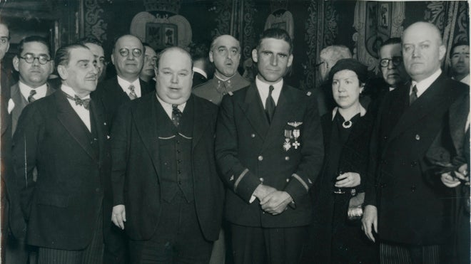 El aviador Antonio Menéndez Peláez en Madrid. En la imagen, acompañado del alcalde, Pedro Rico y del encargado de Negocios de Cuba, señor Pichardo, durante la recepción de que fue objeto en el ayuntamiento