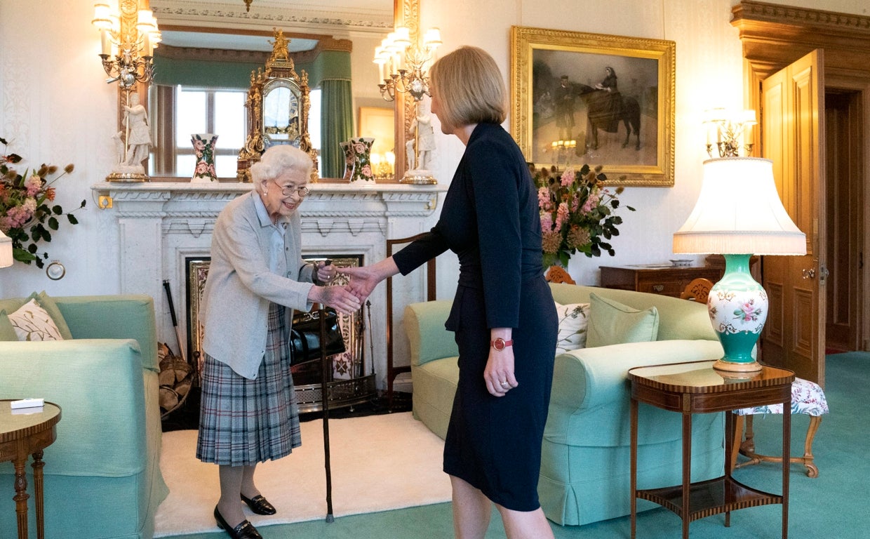La Reina Isabel II recibe ayer a Liz Truss en el Castillo de Balmoral