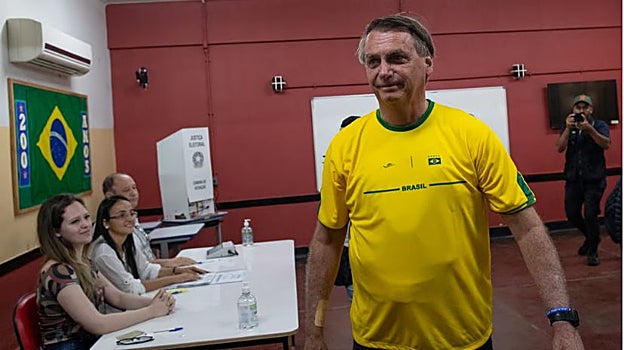 Bolsonaro, inmediatamente después de depositas su voto en las elecciones de Brasil