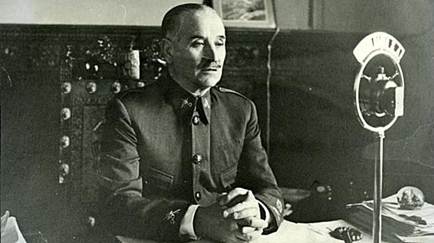 Queipo de Llano, en uno de sus discursos desde Radio Sevilla