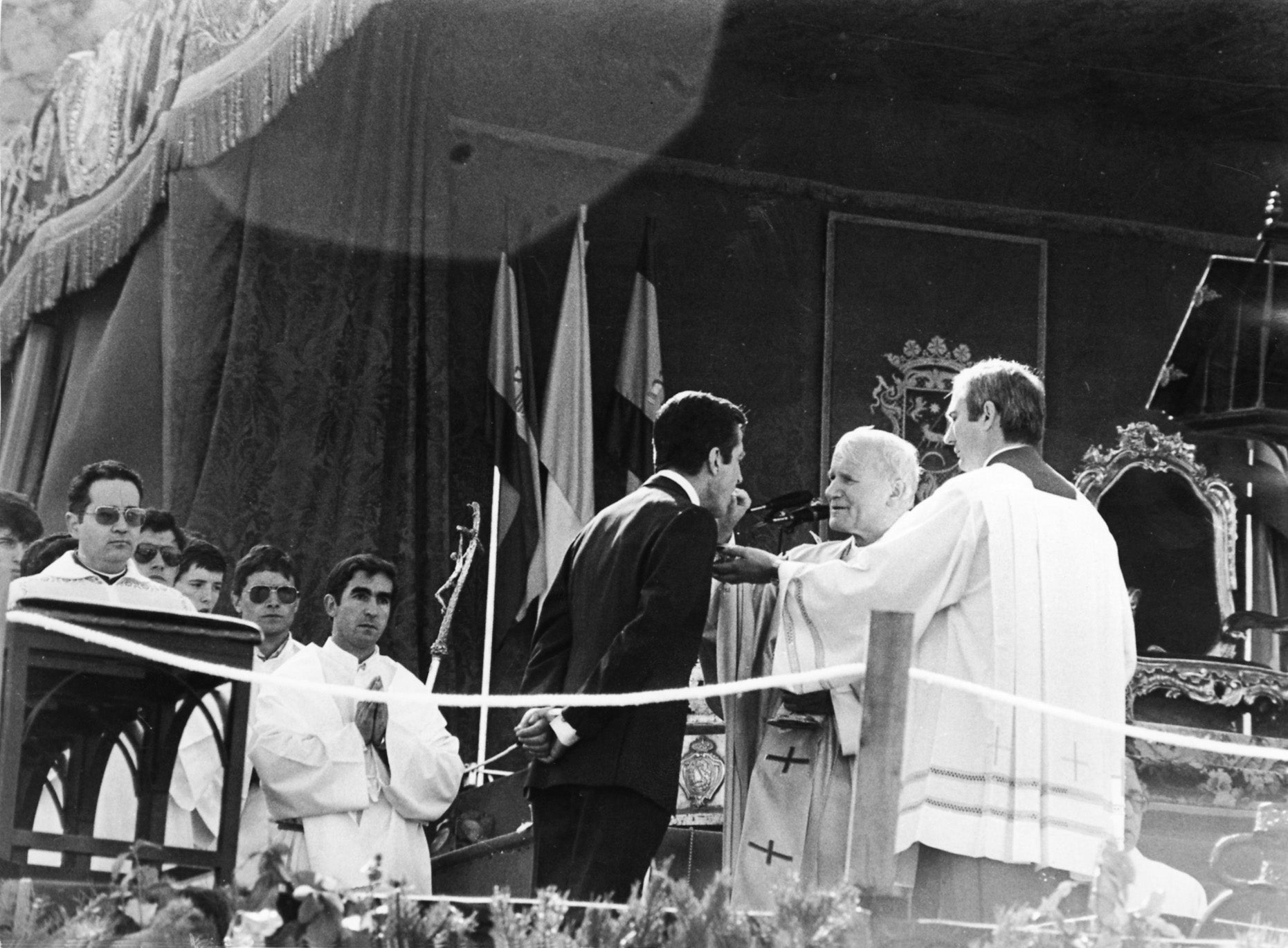 Adolfo Suárez recibió la comunión de manos del Papa durante una de las eucaristías celebradas en Madrid.