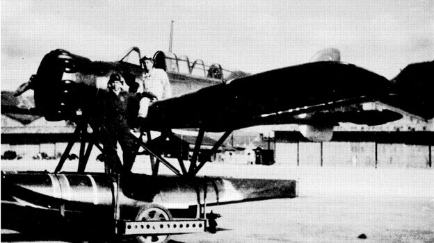 Nobuo Fujita, junto a su hidroavión en la Segunda Guerra Mundial