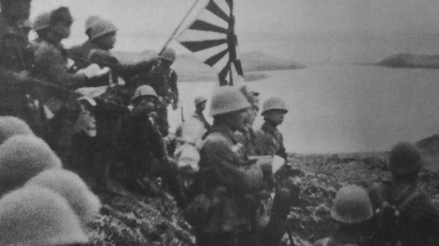 Las tropas japonesas izan la bandera de batalla imperial en Kiska después de aterrizar el 6 de junio de 1942