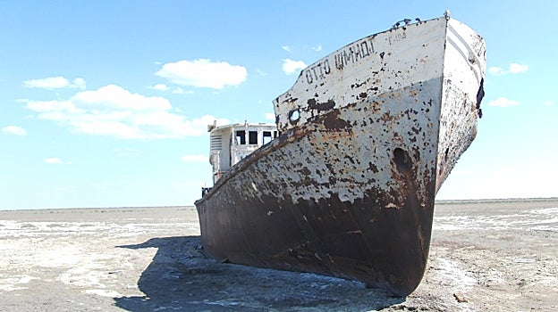 Uno de los barcos que se quedó sobre el desierto de Aral