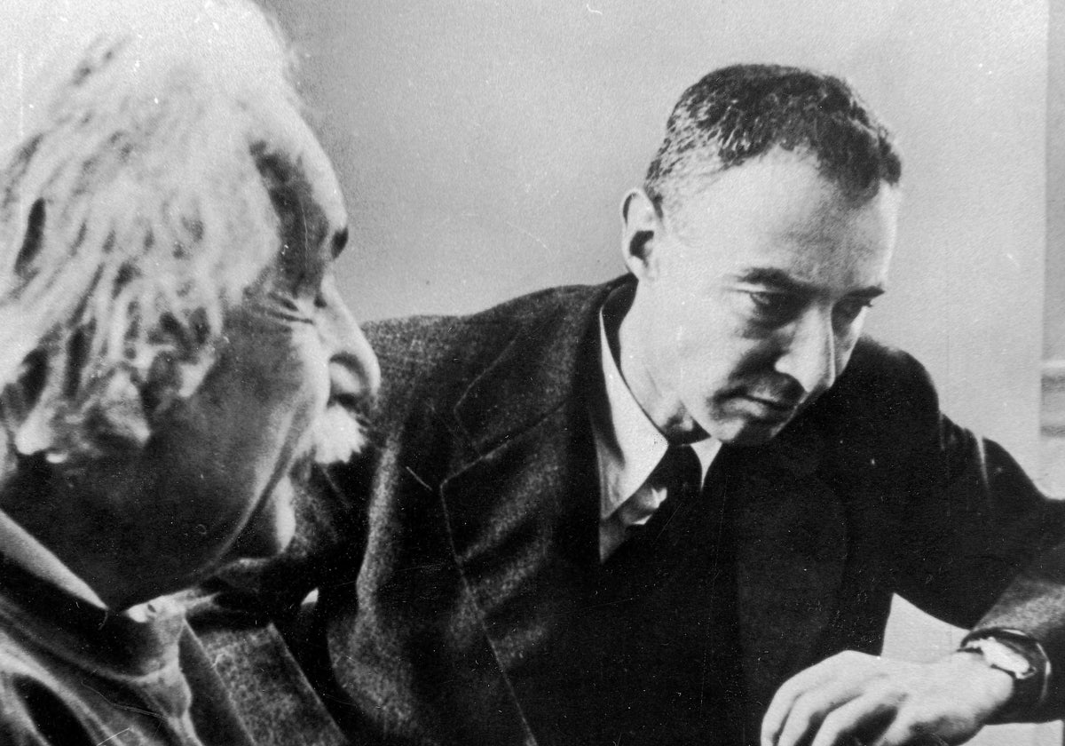 Einstein, junto al padre de la bomba atómica