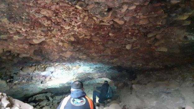 Investigadores del Instituto de Estudios Cabreireses (IEC), en la mina descubierta en el municipio de Puente de Domingo Flórez