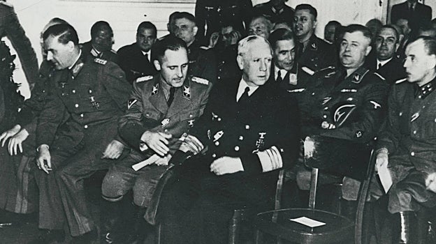 onferencia secreta para la colaboración sobre nuevas bases entre la Abwehr, la R.S.H.A y la Gestapo. En primer término de la imagen Wilhelm Canaris