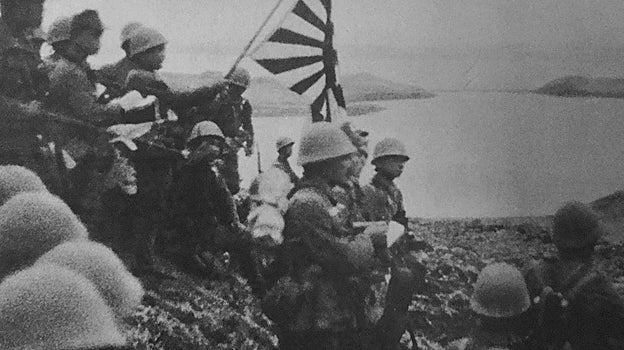 Los japoneses izan la bandera en Kiska, después de aterrizar el 6 de junio de 1942