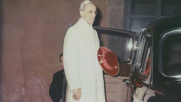 Vaticano, 1958. El Papa Pío XII. Su última fotografía en color, tomada camino de Castel Gandolfo