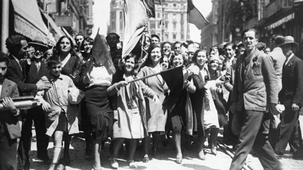 Un grupo de obreras con las banderas tricolor, en la proclamación de la Segunda República en Madrid