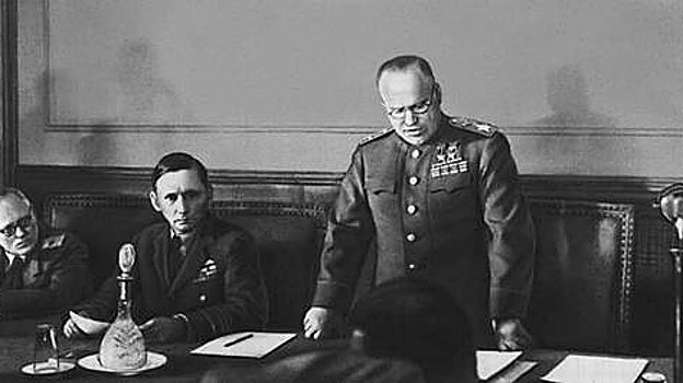 Zhukov, leyendo la capitulación alemana. en 1945