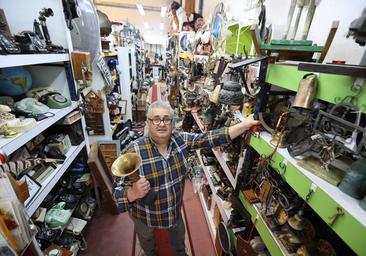 De trabajar en farmacia a millonario en diez años: el secreto del emperador español del atrezo histórico