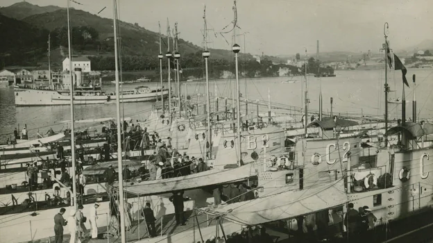 Llegada al puerto vasco de la escuadra de submarinos de la Segunda República en 1932