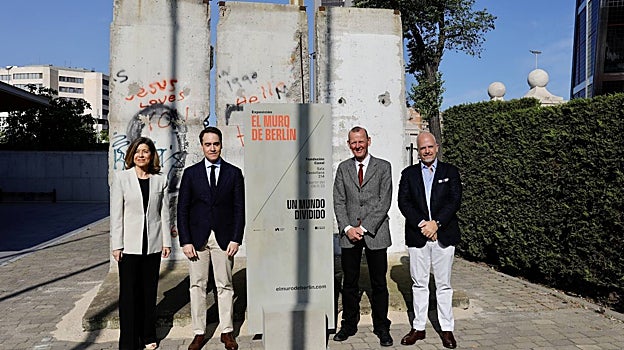 La directora general de la Fundación Canal, Eva Tormo; el director de Musealia, Luis Ferreiro; el director de la Fundación Muro de Berlín, Axel Klausmeier; y el director de Exposiciones y Actividades de la Fundación Canal, Cristian R. Orfila