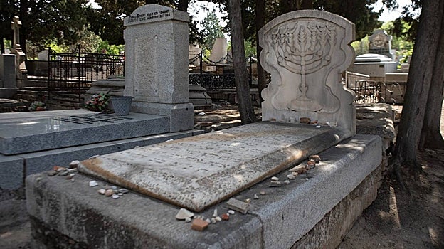 Tumba hebrea, una de las muchas religiones que se esconden en el Cementerio Civil