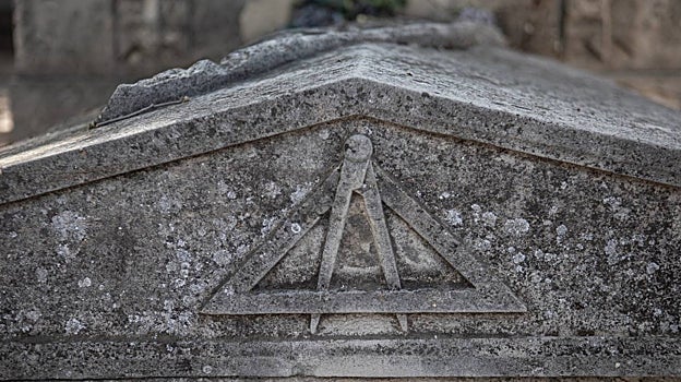 Detalle de una de las muchas tumbas masónicas del cementerio