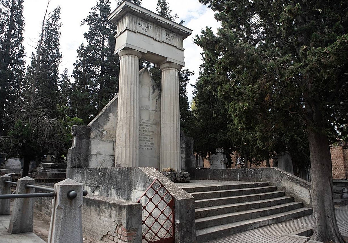 Monumento en honor de Nicolás Salmerón en el Cementerio Civil de Madrid