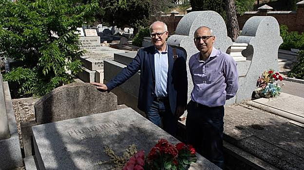 Fernando del Rey y Manuel Álvarez Tardío, en la tumba de Pío Baroja