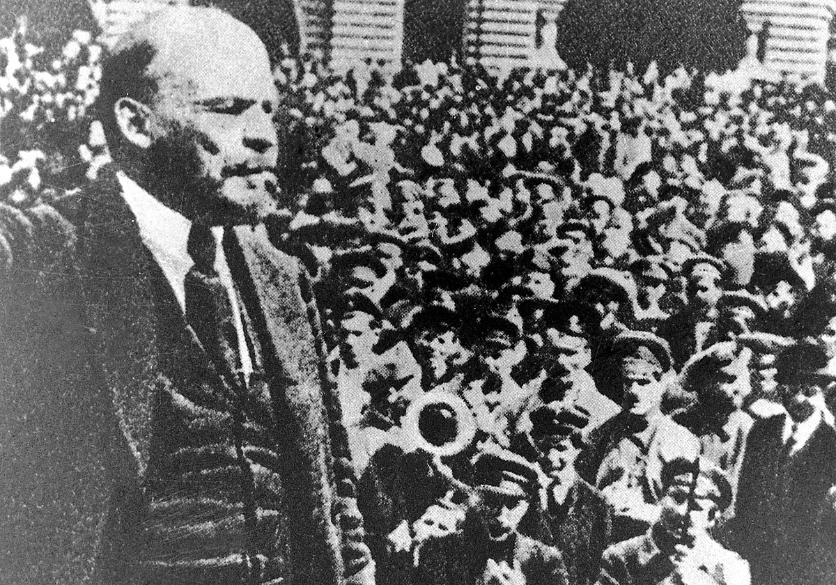Lenin se dirige a las masas en 1917, durante la revolución