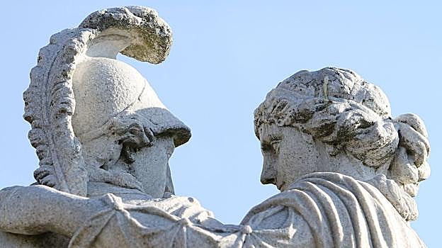 Alejandro junto a su madre Olimpia (réplica ubicada en Viena).