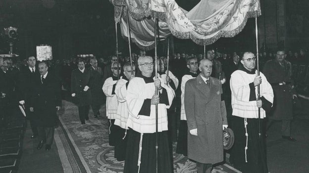 Francisco Franco, entra bajo palio en una basílica