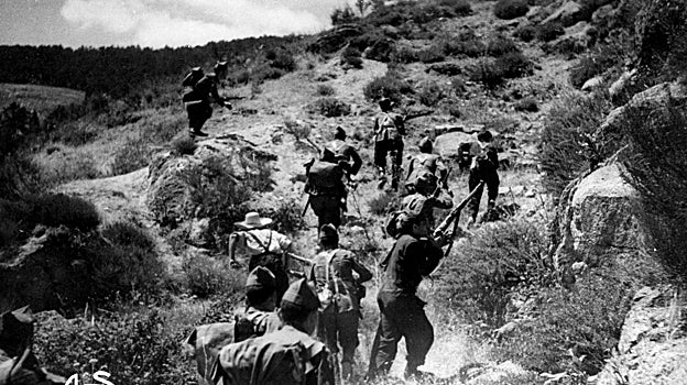 Tropas avanzando en guerrilla por la sierra