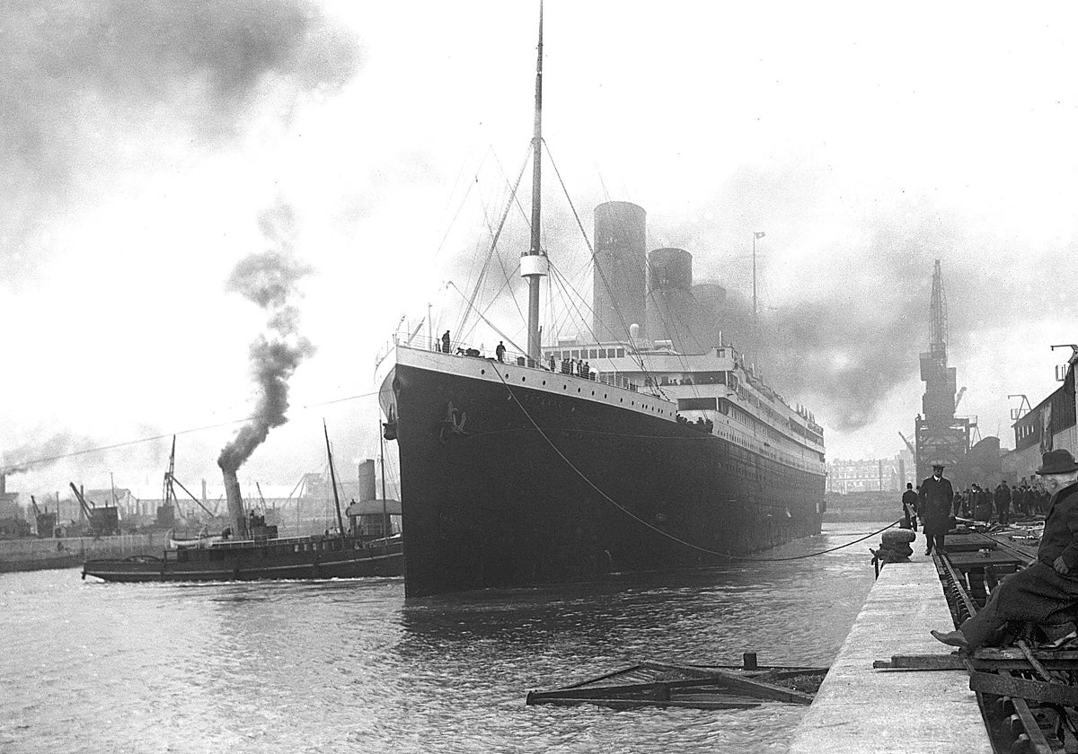 El Titanic sale de Southampton durante su viaje inaugural