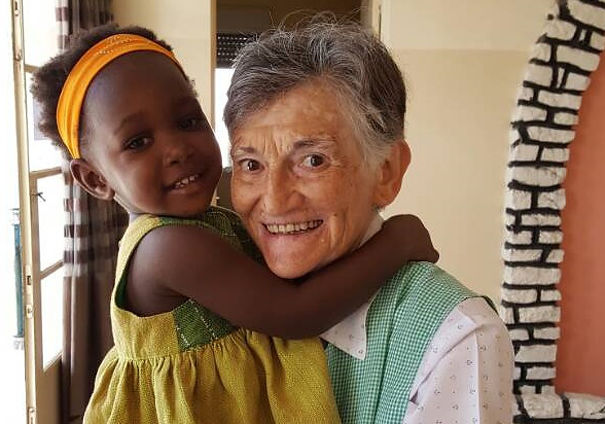 Sor Justina, junto a varios de sus niños africanos