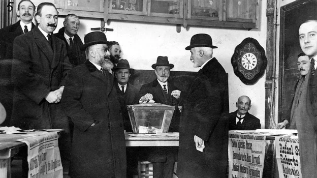 Antonio Maura, votando en una elecciones de 1900