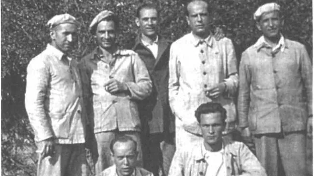 Monzón (de pie, segundo por la derecha), con militantes comunistas en la cárcel de El Dueso
