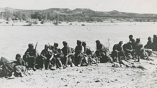 En la imagen, tropas nacionales reunidas en un margen del río Ebro, observando sin demasiada preocupación al bando republicano, al otro lado del río