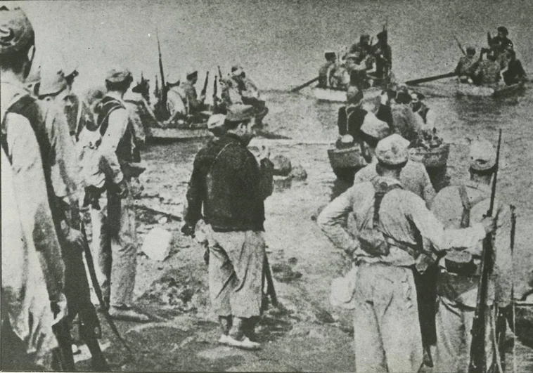 Milicianos republicanos cruzando el río Ebro