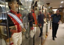La Guardia Civil muestra sus tesoros históricos: «¿Ves eso? Es la condecoración que nos dio la República»
