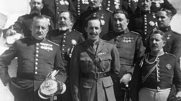Primo de Rivera (abajo a la izquierda) junto a Alfonso XIII.