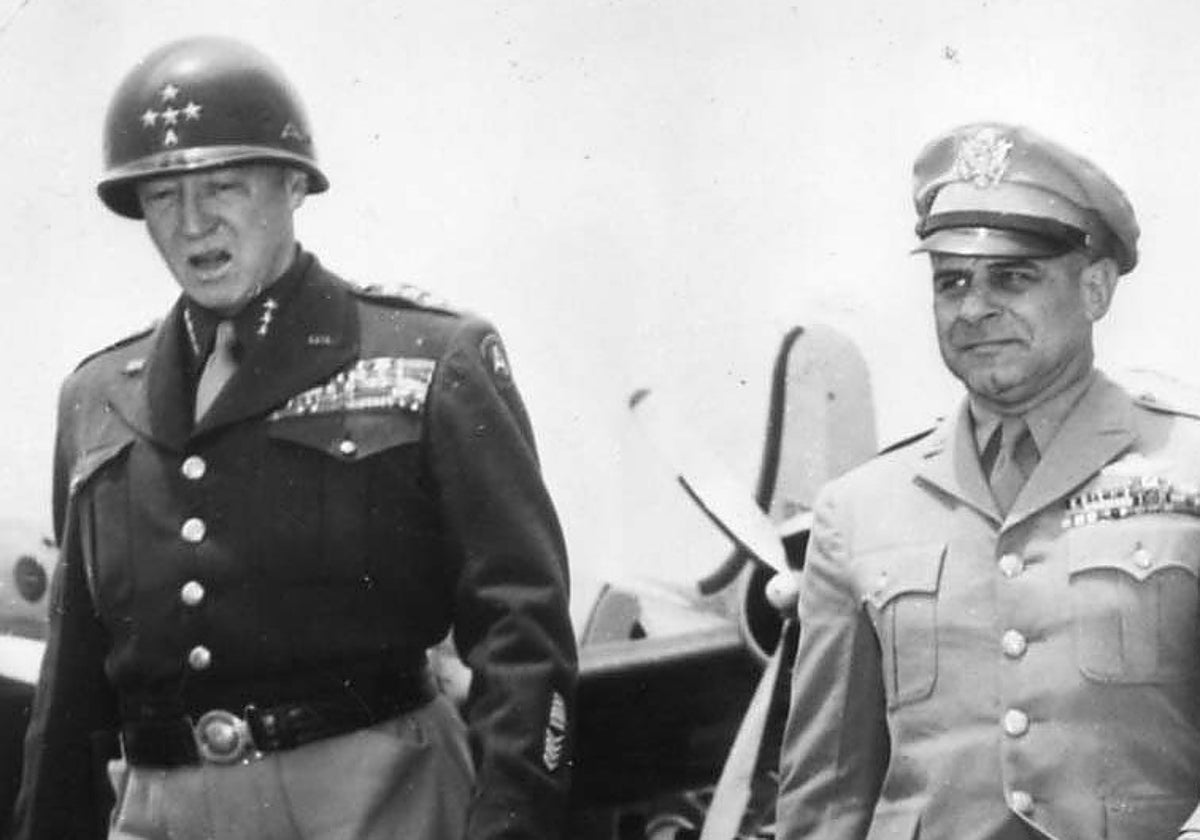 El general Patton (izquierda) y el General Doolittle, salen de un avión en Los Ángeles