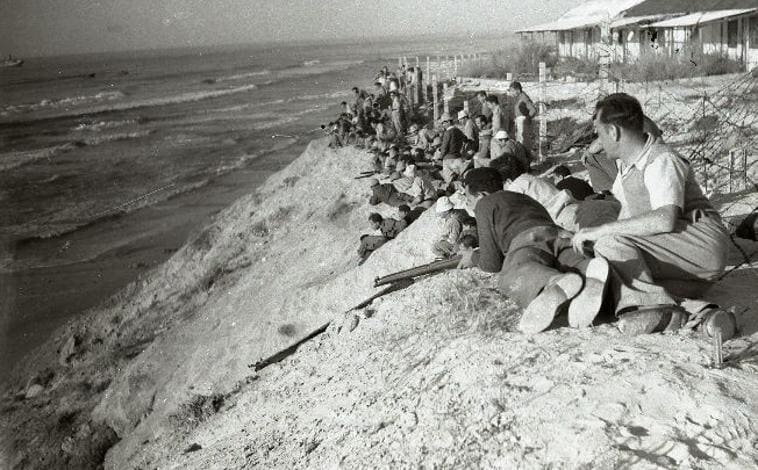 Imagen principal - El fotógrafo Benno Rothenberg fue el fotoperiodista oficial en la Guerra de la Independencia israelí. Documentó tanto el conflicto bélico, como los entrenamiento de la Haganá, y posteriormente de las FDI, en 'Camp Yona' situado en las playas de Tel Aviv. Las imágenes que aparecen en este artículo datan de 1947