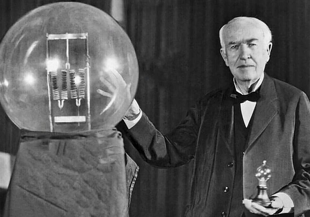 Thomas Edison, presentando uno de sus inventos