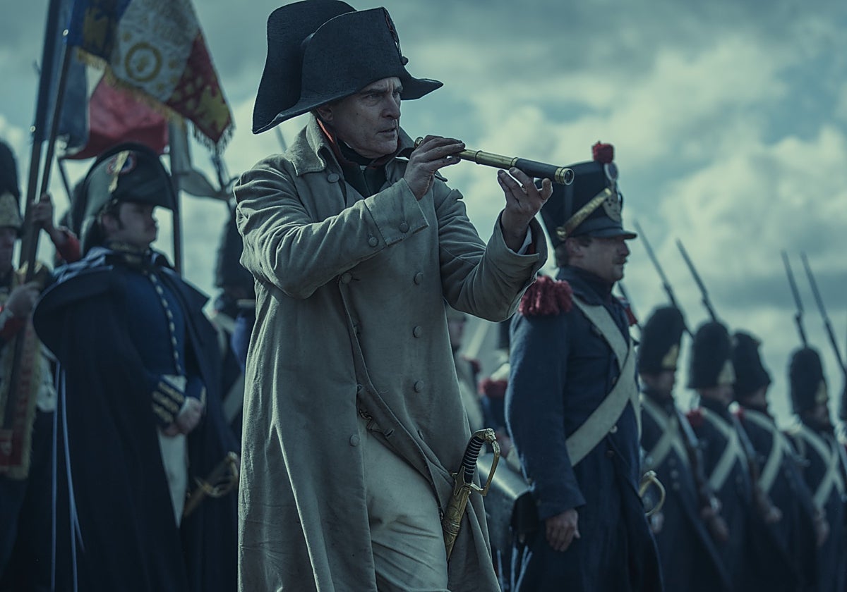 Escena de la película 'Napoleón': el Sire dirige a sus hombres en batalla // Vídeo: Tráiler de 'Napoleón'