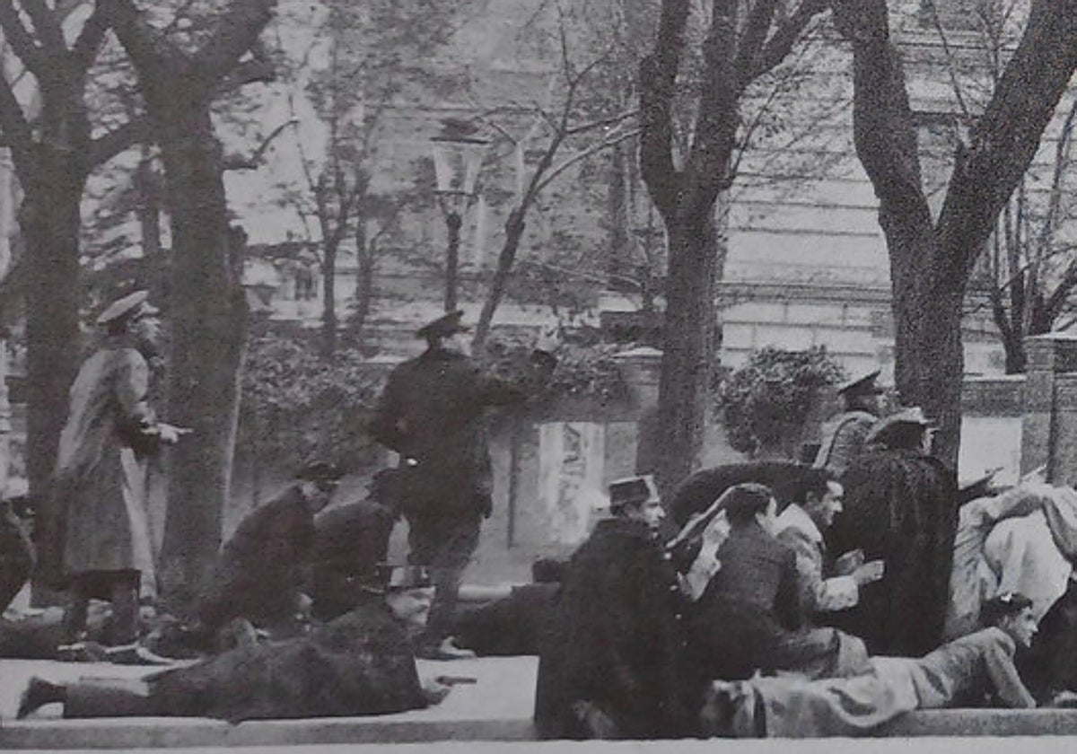 Guardias civiles, en el intercambio de disparos durante el entierro de Anastasio de los Reyes en Madrid