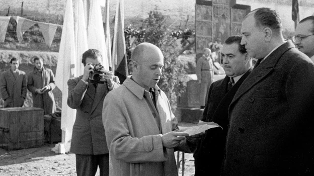 El ministro de Justicia, Eduardo Aunós (derecha), en la lectura de la lista de los 101 presos indultados por Franco en la cárcel de Porlier, en la Navidad de 1945