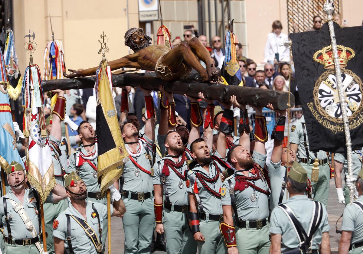 Los legionarios trasladando el Cristo de la Buena Muerte