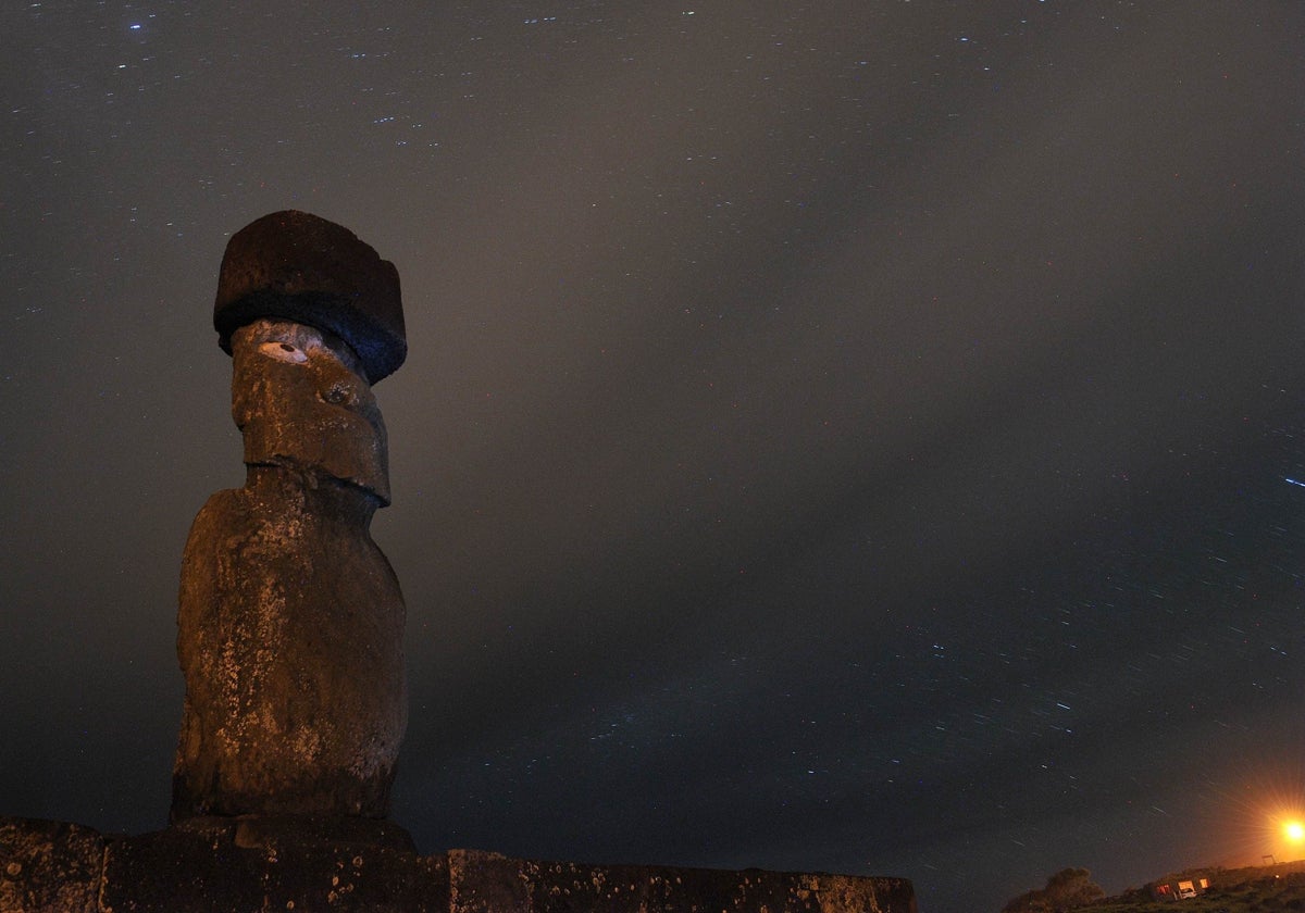 Una estatua moai, durante un eclipse total de cinco minutos