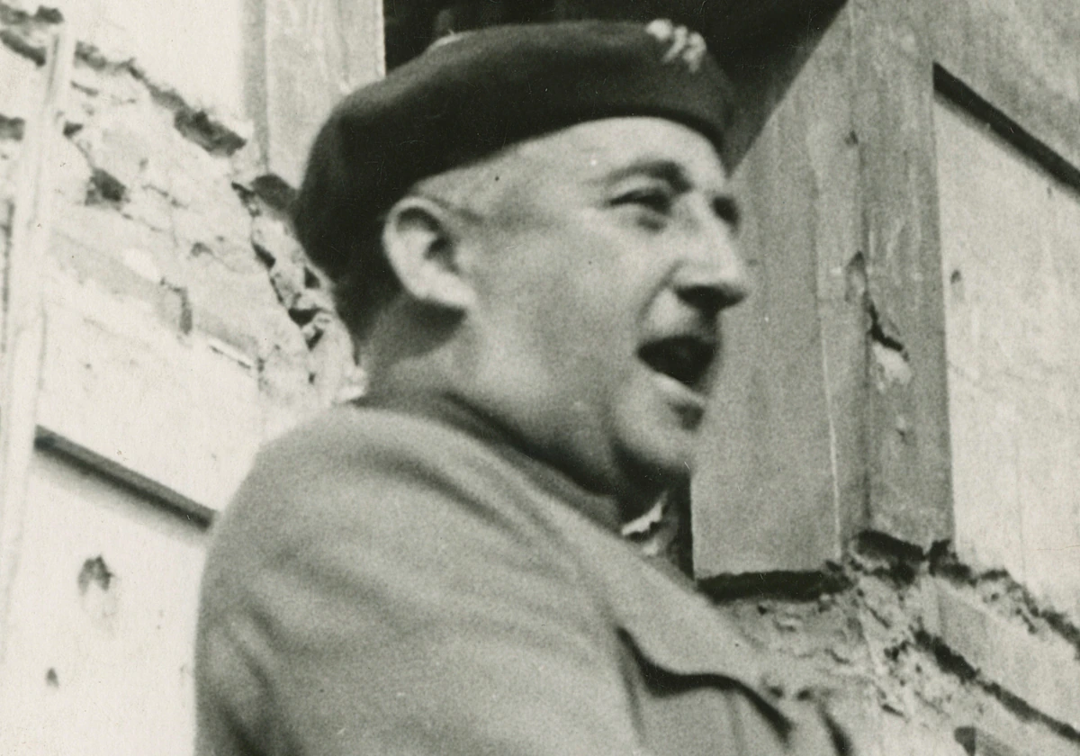 Franco, durante un discurso en las ruinas del cuartel de Simancas