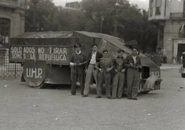 Milicianos, frente al Gran Casino de San Sebastián, hoy reconvertido en el Ayuntamiento, al comienzo de la Guerra Civil