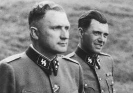 Mengele, en el centro, junto a Richar Baer y Rudolf Hoess, en Auschwitz, en 1944