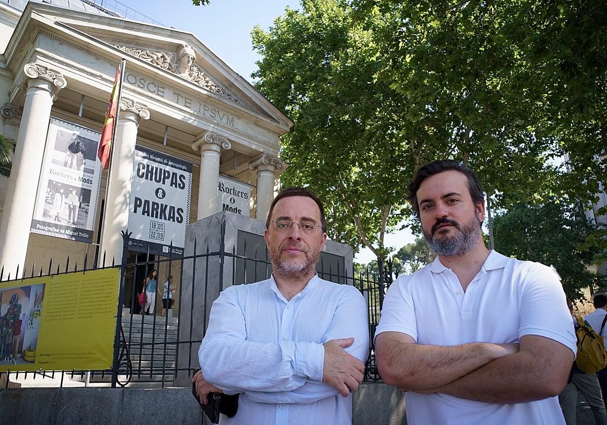 Garín y Rubio Donzé, frente a la entrada del museo