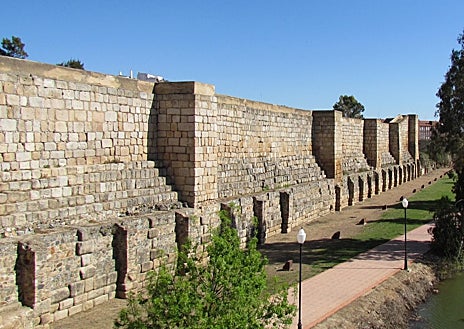 Imagen secundaria 1 - Campamento de Peñarredonda, uno de los que participaron en el cerco de Numancia (siglo II a. C.); la alcazaba árabe de Mérida (siglo IX) y el castillo de Loarre