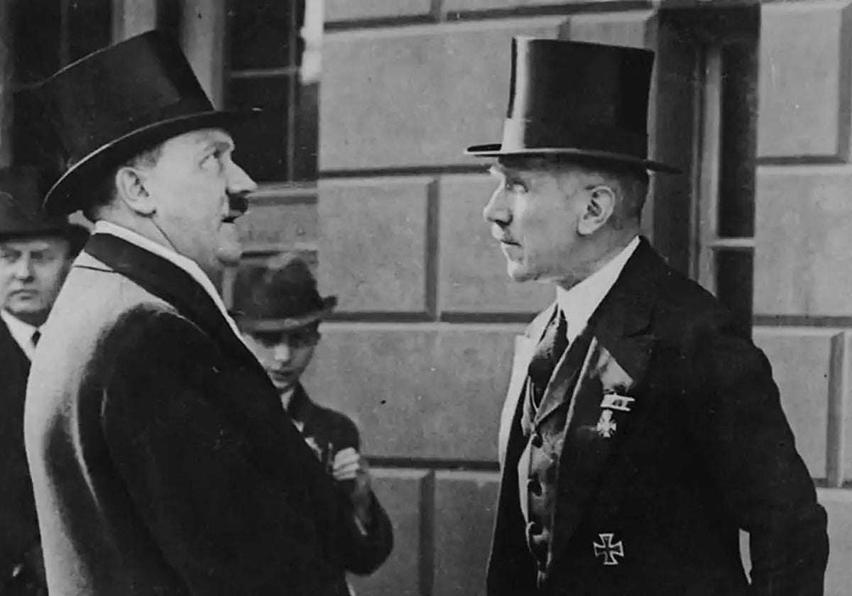 Franz Von Papen, a la derecha, en un encuentro con Hitler en 1933