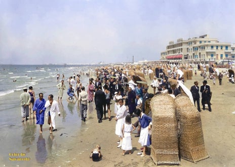 Imagen secundaria 1 - Arriba: el Balneario de las Arenas, en Valencia, en 1920. La fotografía original es de Vicente Barberá Masip. Abajo a la derecha: la playa de la Victoria, en Cádiz, en 1929. Abajo a la izquierda: playa de Pedralejo, en 1911. La foto original fue obra de Gonzalo de Castro.