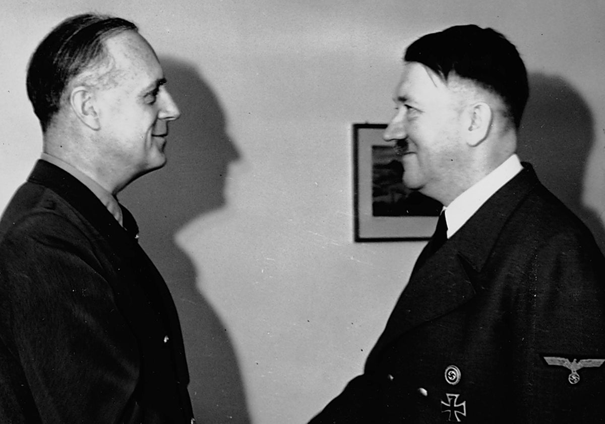 Ribbentrop (izquierda), en un encuentro con Hitler en 1942